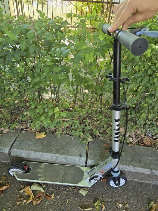 Trotineta cu suspensii si frane pe ghidon
