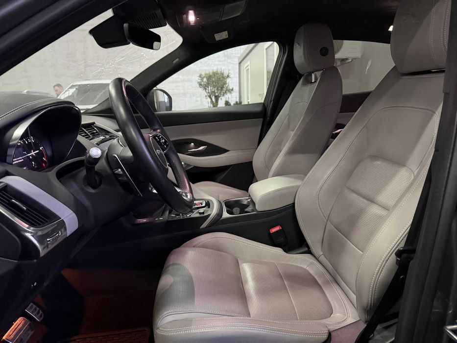 Jaguar E-Pace avariat