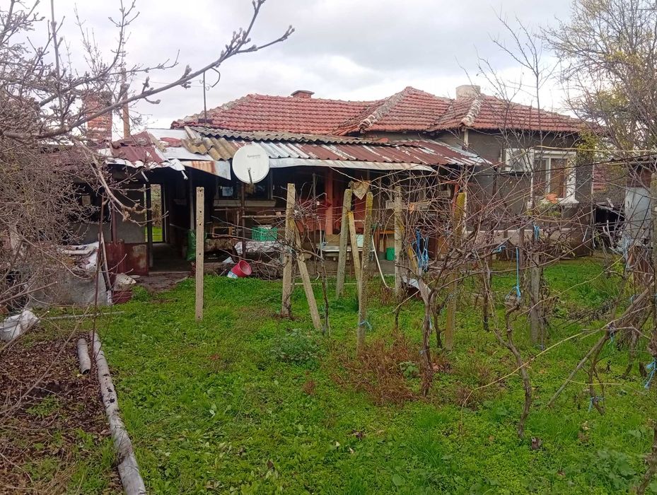 къща с двор с. Биково