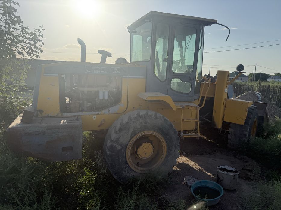 Продам.  Фронтальный погрузчик