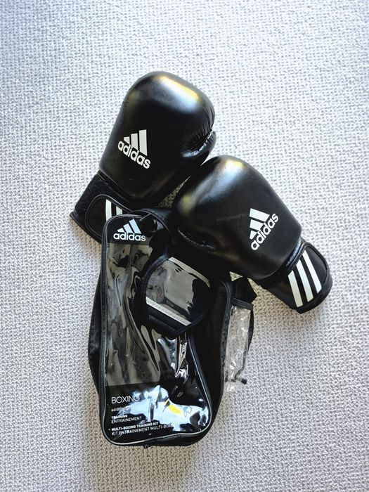 Set Box ADIDAS: Mănuși, benzi, protecție pentru dinți  stare excelentă