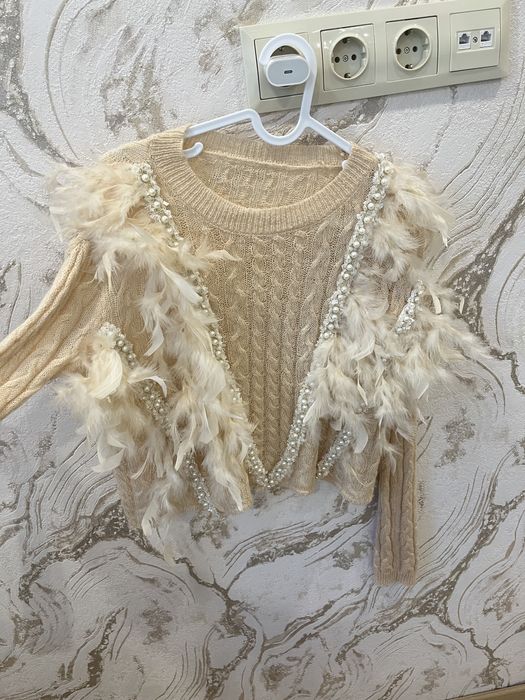 Блуза с естествени пера и перли
