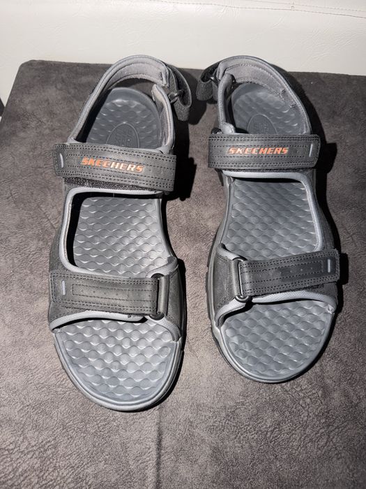 Vând sandale skechers