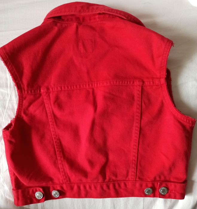 Geacă blugi ZARA; vestă roșie denim