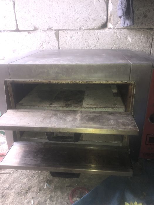 Cuptor pentru pizza pe piatra