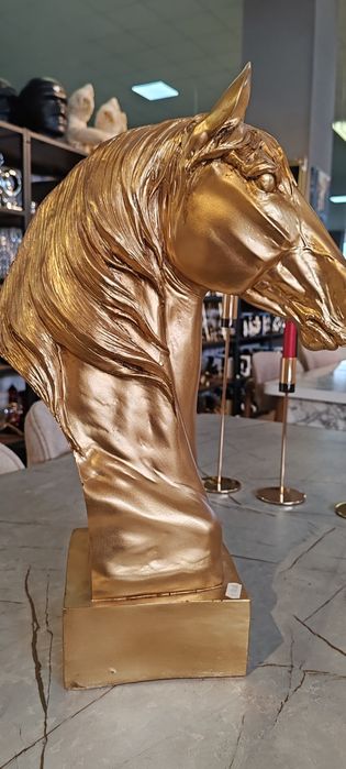 Vând statueta cal aurie