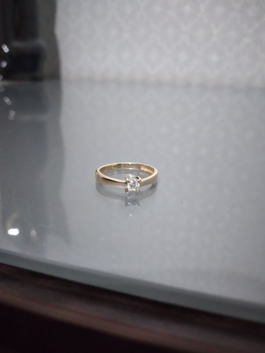 Кольцо с бриллиантом