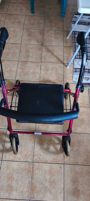 Cadru de mers cu roți și scaun pentru persoane vârstnice