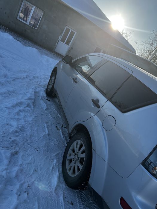 Vând Mitsubishi Outlander