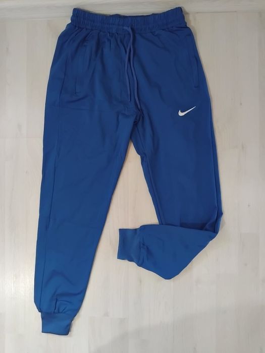Vand pantaloni Nike si Adidas.