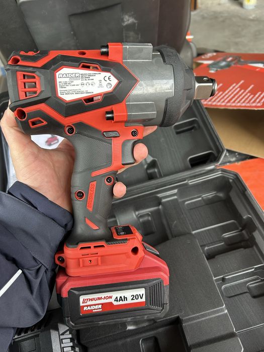 Raider Industrial Ударен гайковерт 1700Nm 20V 4Ah Безчетков + куфар