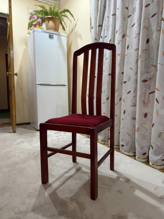 Продам деревянные стулья. В наличии 6 шт.
