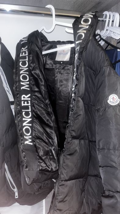 Se vinde geaca moncler