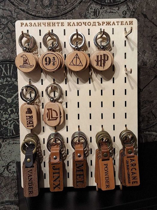 Различни видове дървени ключодържатели и джобчета за чип