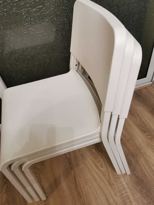 Продавам 3 бели кухненски стола на IKEA