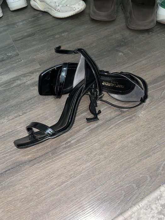 Продам босоножки Sant Laurent