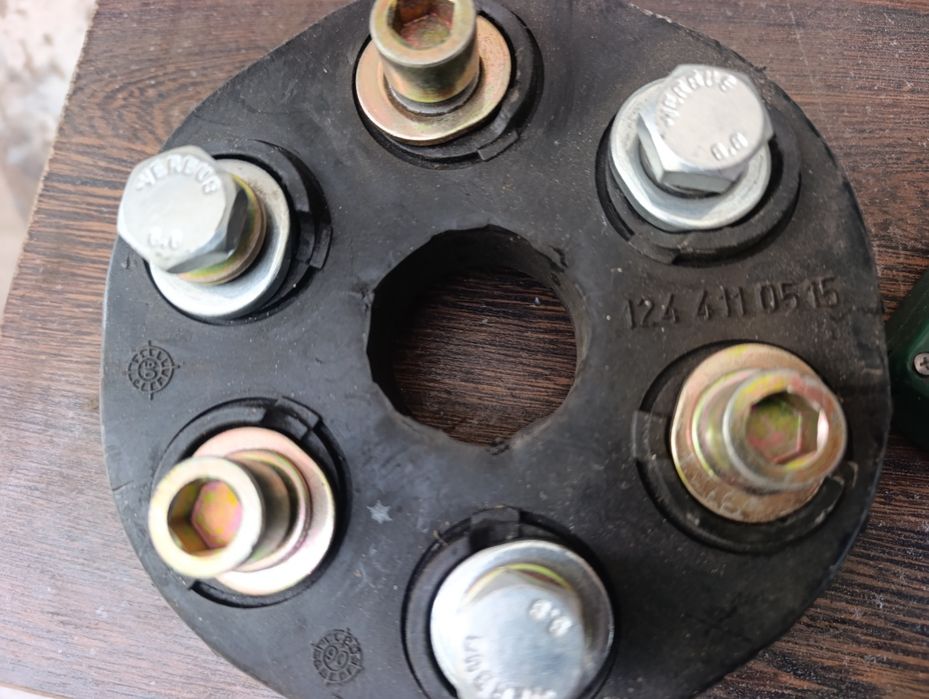 Эластичная муфта на 124 "мерседесе".