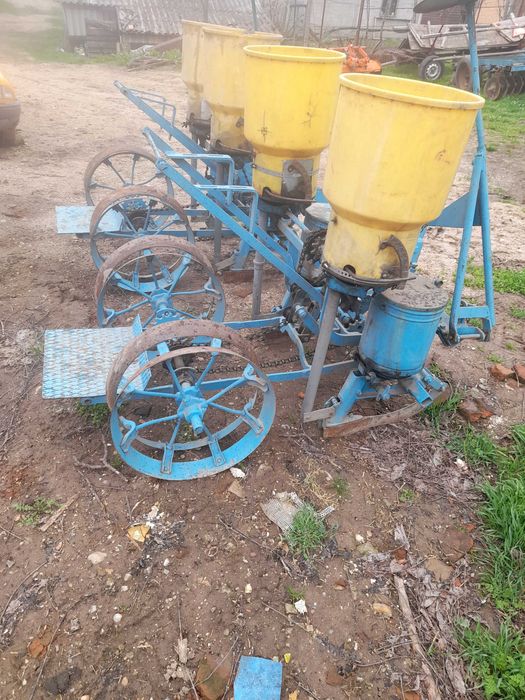 Semănătoare porumb cu 4 rînduri.