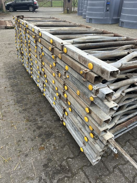 Fronturi furajare cu auto-blocare