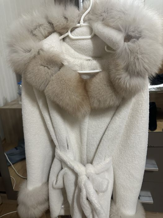 Бяла алкантара с косъм лисица