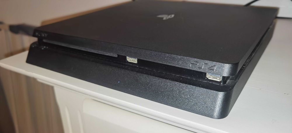 PS4 Slim 1TB Bundle - 2 Controllere V2 - Cameră - 11 Jocuri