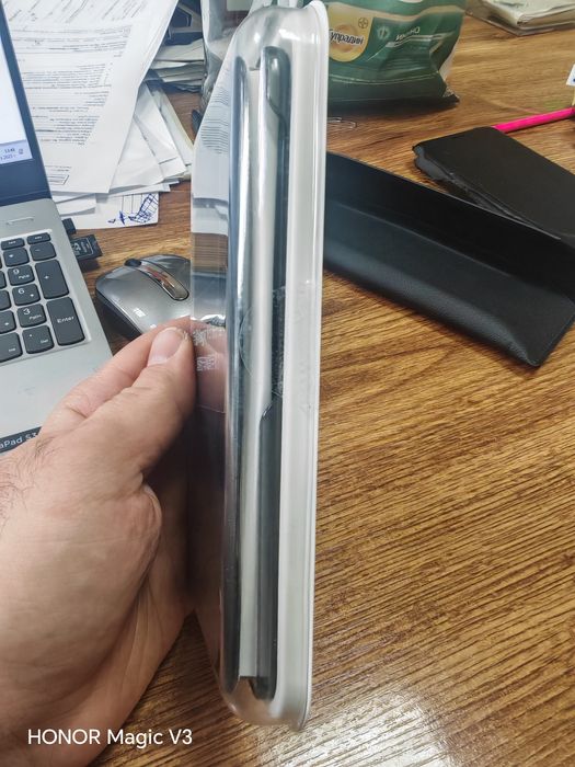 Продавам смарт калъф за Honor Magic V3