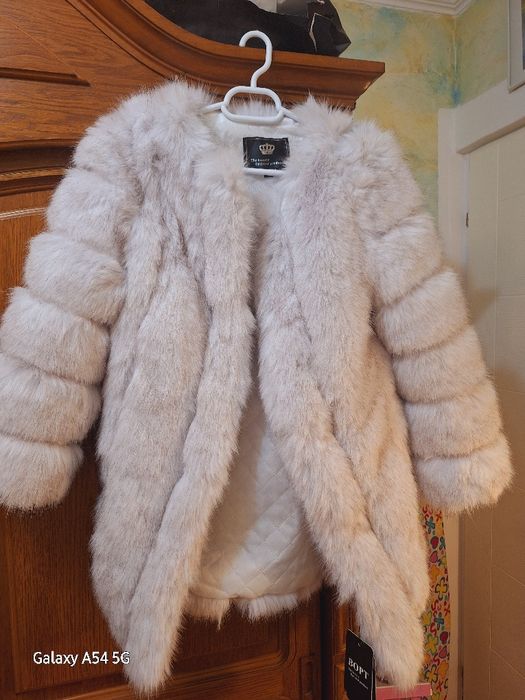 Vind geaca pufoasa imitatie blana