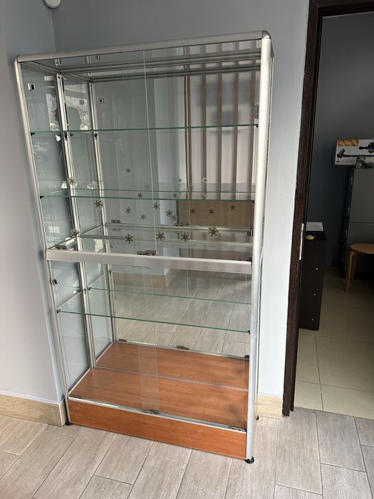 Шкаф стеклянный для офиса