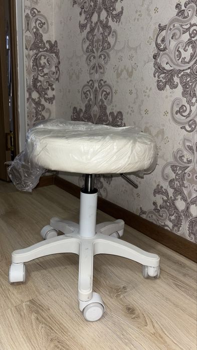 стул-таблетка на колесиках