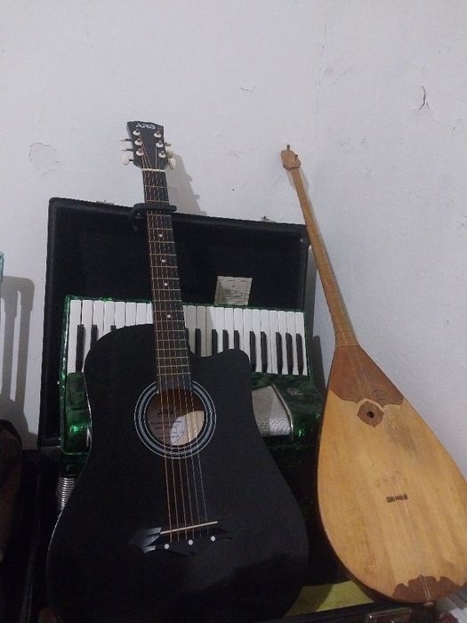 Аккардеон сатылады состояние жақсы гитара домбыр қосып берем  бір цена