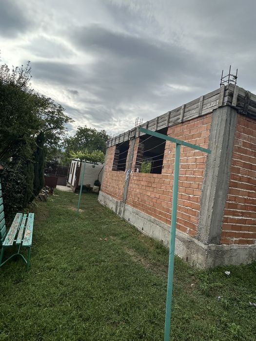 Продава се новострояща се къща