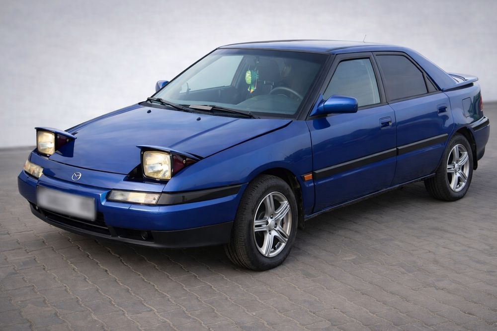 Мазда 323 F машина автомабиль
