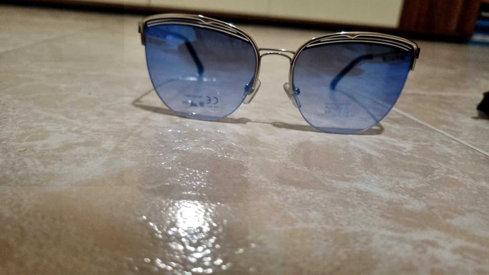 Слънчеви очила в морско синьо