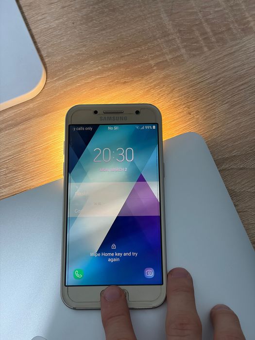 Samsung A3 2017. Ностальгия-телефон мини формата