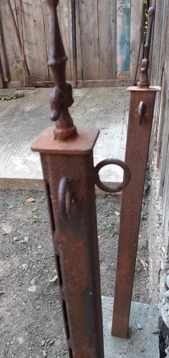 Vind opt stalpisori, montati in ciment, pentru doua locuri de veci.