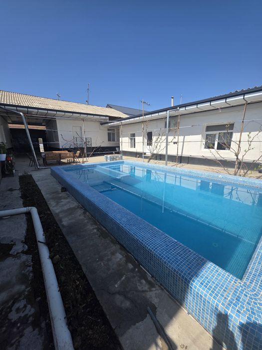 Кибрай тумани Бурота махалласида 8 сотих 7 хонали уй сотилади.