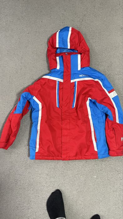 Costum de sky 12 ani  Nevica si casca de sky