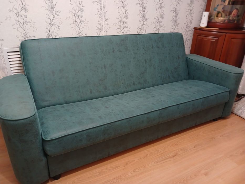 Диван мокрая кожа