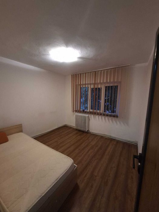 Apartament 3 camere, decomandat, Strada Savinesti, Etaj 1, Tg Jiu