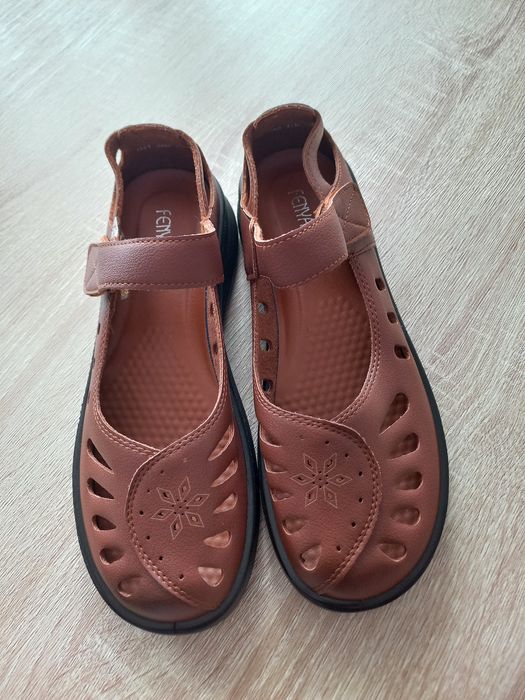 Дамски обувки модели в кафяво и черно.