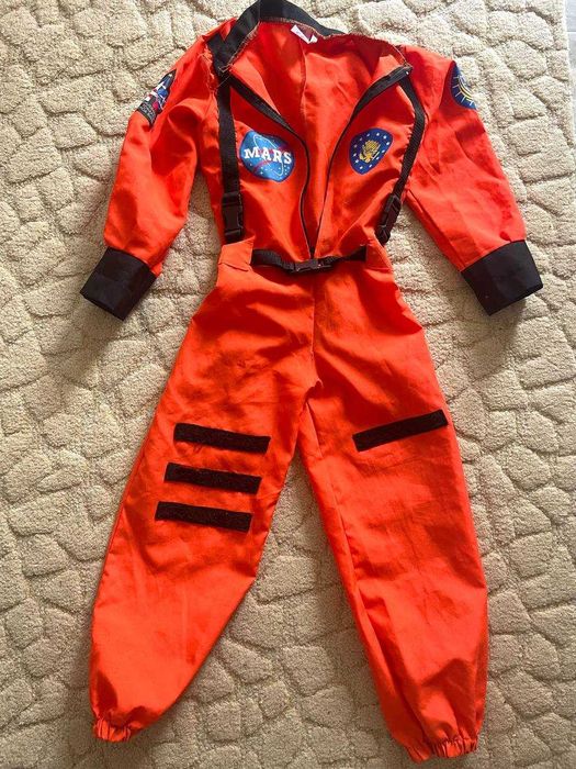 Маскарад, карнавален костюм на динозавър и астронавт