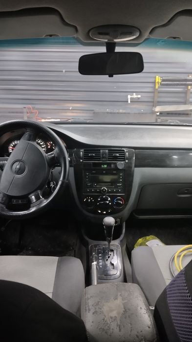 Lasetti 1.8 sotiladi