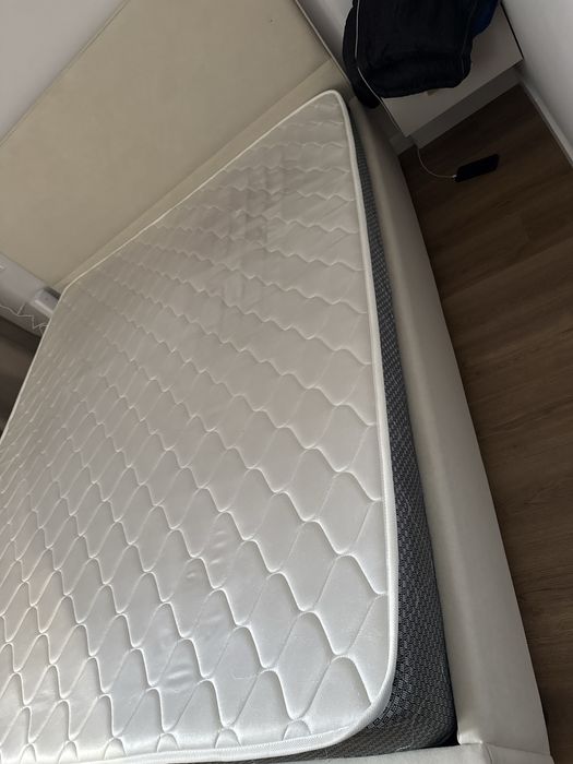 Кровать с боковыми тумбочками