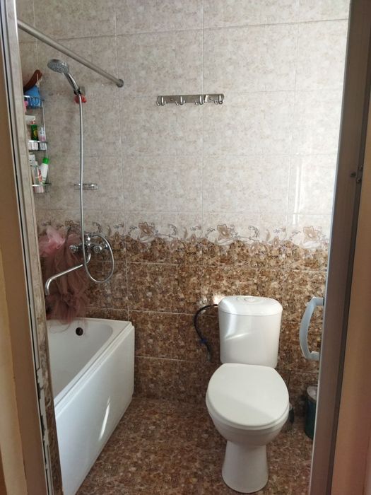 Продаётся дом на Мирзо Улугбекском районе автосалон Пойтахт