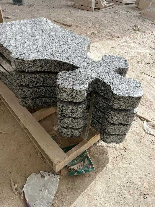 Monumente funerare , cavouri , cruci