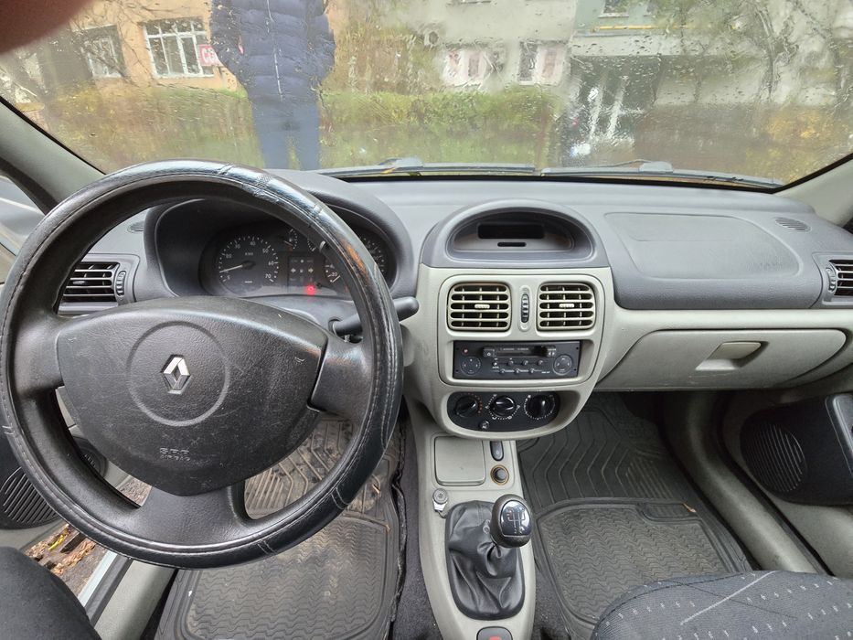 Vand autoturism Renault Clio 1.4 benzina 2003