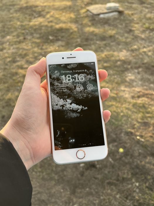 iPhone 8 64гб золотистыи