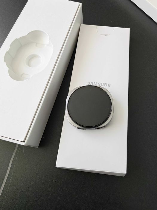 Часовник Samsung galaxy watch 8 44mm подарък към часовника чисто нова каишка.