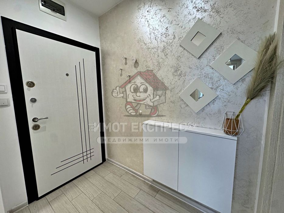 Тристаен обзаведен апартамент, под наем, за първи наематели, до гарата