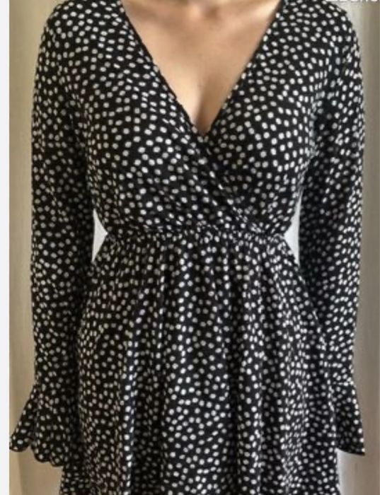 Ефирна къса рокля на точки.